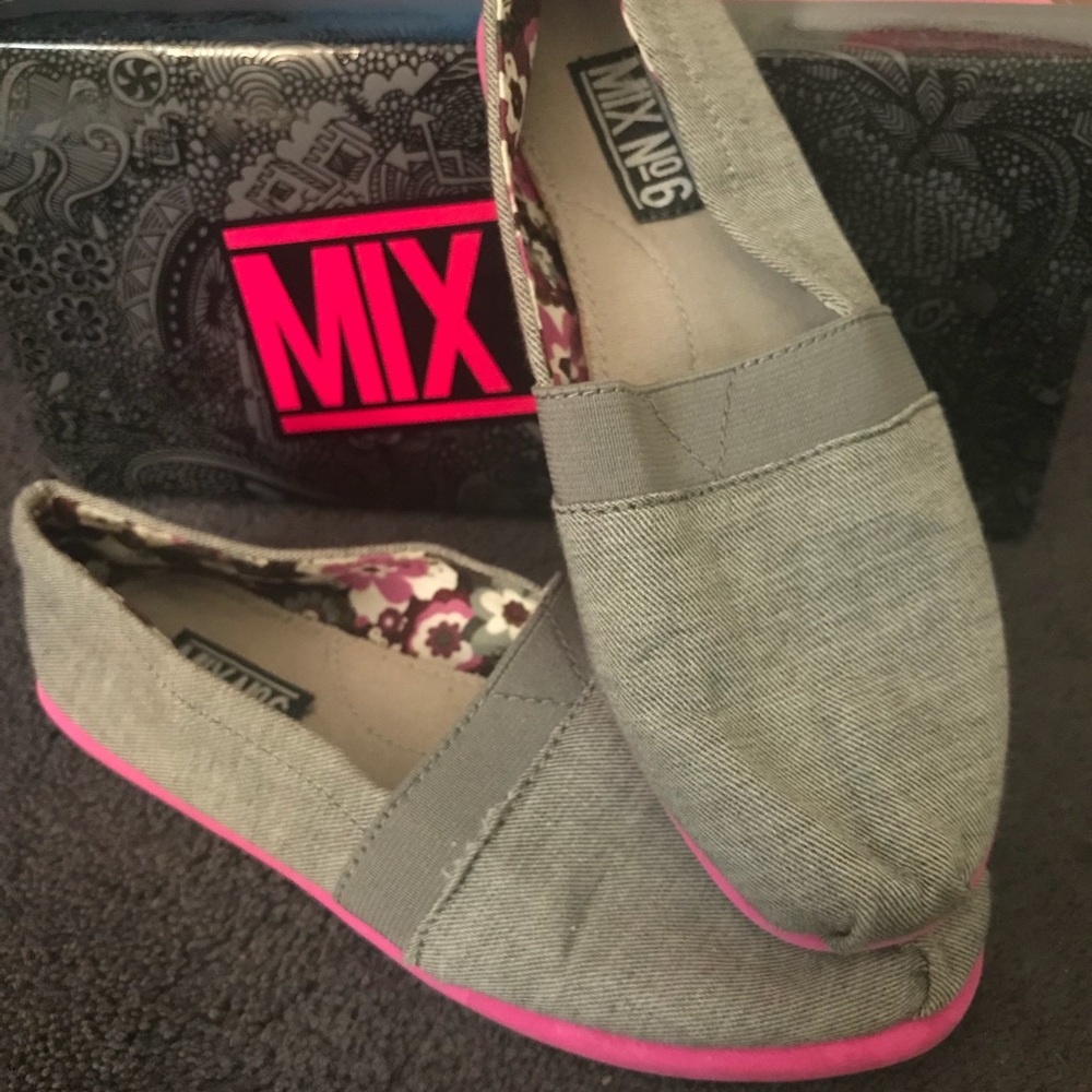 Mix No 6 Grey/Pink comfy fabric flats. Size 6. EUC